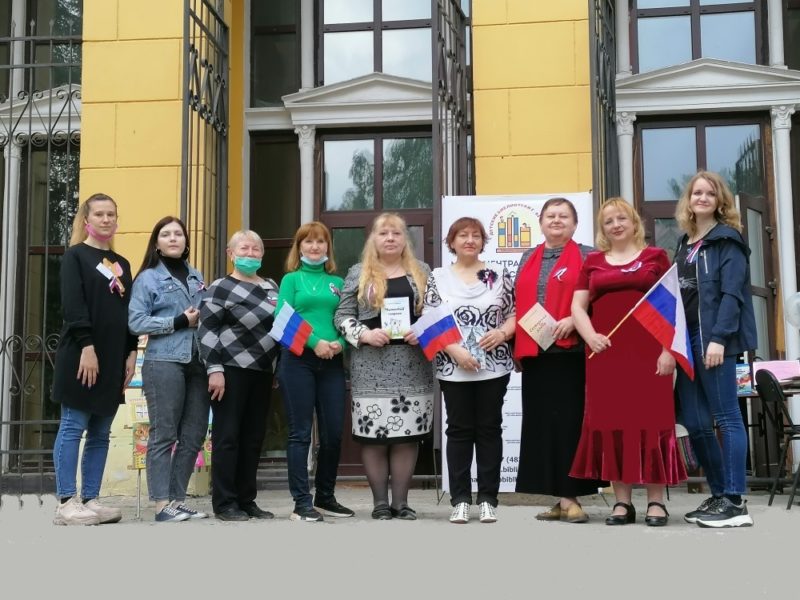 Брянские писатели в День России выступили на детской площадке ДК железнодорожников