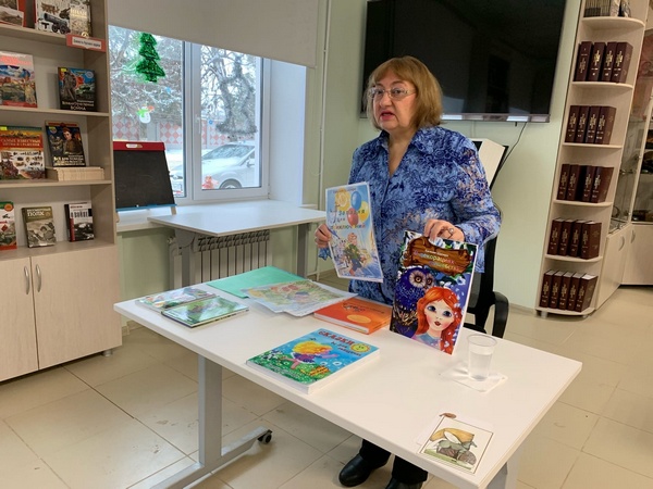 В модельной детской библиотеке № 2 Брянска прошла встреча школьников с брянской писательницей Евгенией Шапиро